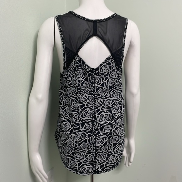Lululemon Sculpt Posey Black and White Roses Tank size 6 - Picture 8 of 9
